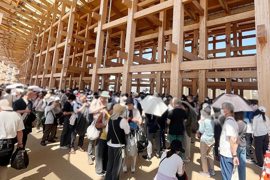 　『大阪・関西万博』大屋根リング下、イタリア館の待機列（Ｌｍａｇａ.ｊｐ撮影）