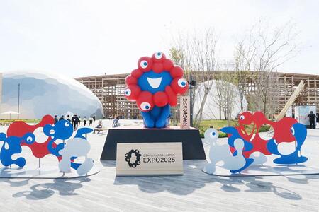 　『大阪・関西万博』東ゲート前のミャクミャク像（写真：Ｌｍａｇａ.ｊｐ）
