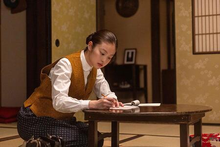 　『あんぱん』第７２回より。メイコ（原菜乃華）の歌に気づかず、必死に原稿を書くのぶ（今田美桜）©ＮＨＫ