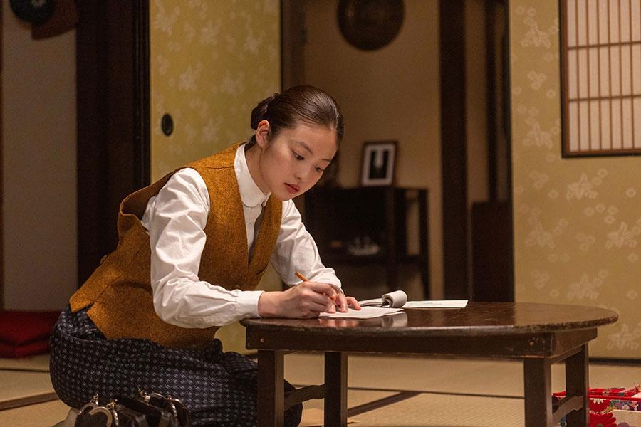 　『あんぱん』第７２回より。メイコ（原菜乃華）の歌に気づかず、必死に原稿を書くのぶ（今田美桜）©ＮＨＫ