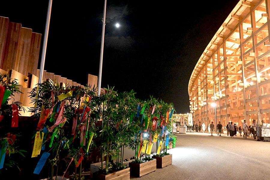 『大阪・関西万博』日本館の七夕笹飾り（7月7日・21時頃／Lmaga.jp撮影）