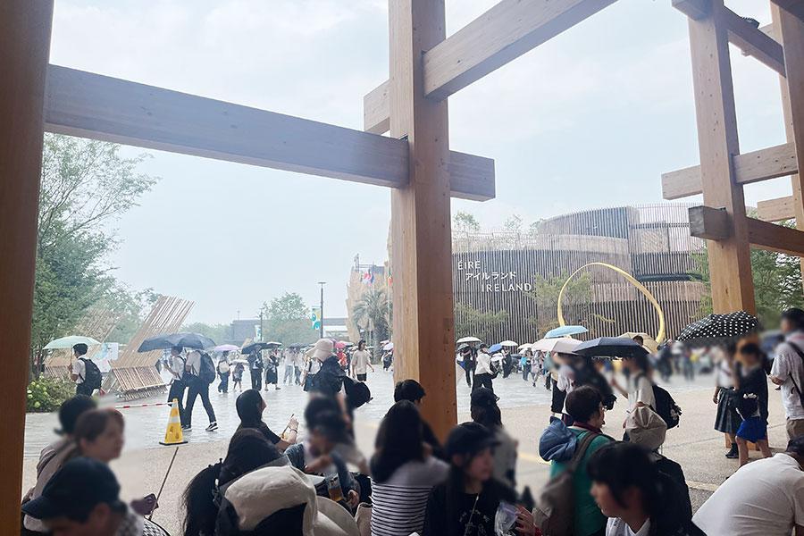 『大阪・関西万博』天気が安定せず、突然の雨で大屋根リングに避難する人も（７月８日・１２時頃／Ｌｍａｇａ.ｊｐ撮影）