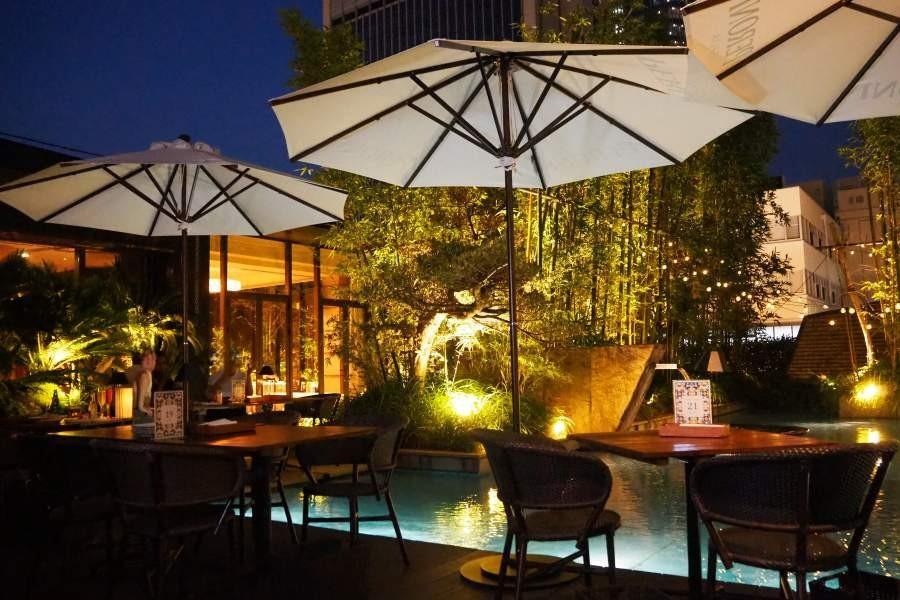 「ＴＨＥ ＯＲＩＥＮＴＡＬ ＴＥＲＲＡＣＥ」水辺のテラス席は約４０席、最大で１００名ほど食事が可能