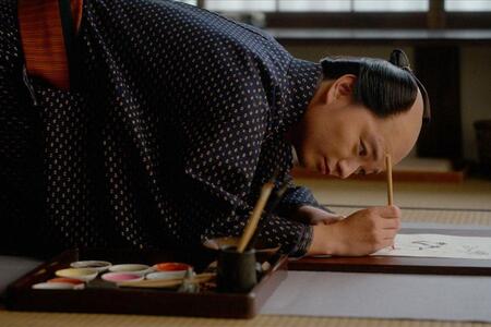 　『べらぼう～蔦重栄華乃夢噺～』第２６回より。挿し絵を描く絵師・喜多川歌麿（染谷将太）（Ｃ）ＮＨＫ