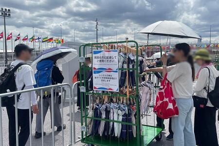 『2025大阪・関西万博』東ゲート前（東エントランス広場）では、入場待機列の客に向けた日傘の無料レンタルを実施中（7月11日／Lmaga.jp撮影）