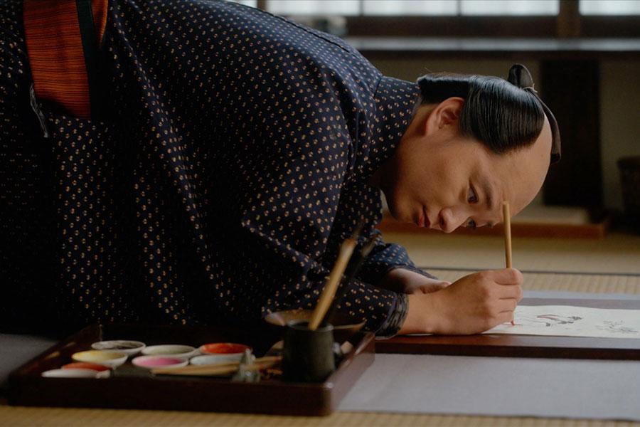 　『べらぼう～蔦重栄華乃夢噺～』第２６回より。挿し絵を描く絵師・喜多川歌麿（染谷将太）（Ｃ）ＮＨＫ