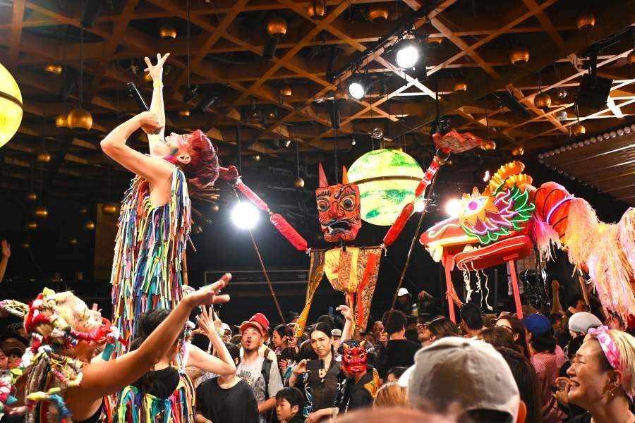 　ユニバースがド派手空間に。ＯＮＩ＆ＳＵＰＥＲＦＵＮＣＹもＧＩＡＮＴ ＳＴＥＰＳが盛り上げた（６月２０日「味園ユニバース」撮影：Ｌｍａｇａ.ｊｐ編集部）