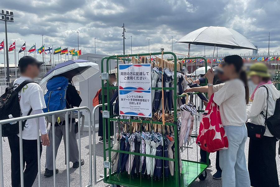 『2025大阪・関西万博』東ゲート前（東エントランス広場）では、入場待機列の客に向けた日傘の無料レンタルを実施中（7月11日／Lmaga.jp撮影）