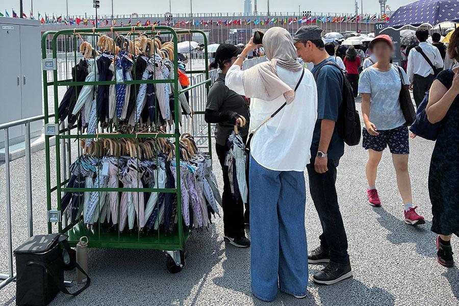 　『２０２５大阪・関西万博』日傘の無料貸し出しを実施している東ゲート前（７月９日・１０時頃／Ｌｍａｇａ.ｊｐ撮影）