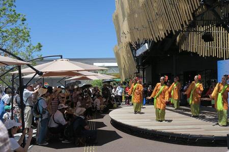 『２０２５大阪・関西万博』マレーシア館で毎日開催されている民族舞踊ショー（７月１０日・１１時頃／Ｌｍａｇａ.ｊｐ撮影）