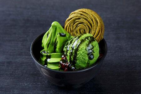 「道の駅お茶の京都みなみやましろ村」の「村抹茶パフェ-ＺＵＫＵＳＨＩ-」（９６８円）は各日限定30個