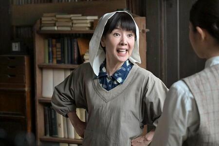 『あんぱん』第７５回より。腹痛の嵩たちを助けた女性・薪鉄子（戸田恵子）（Ｃ）ＮＨＫ