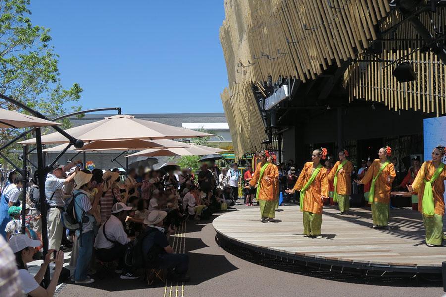 『２０２５大阪・関西万博』マレーシア館で毎日開催されている民族舞踊ショー（７月１０日・１１時頃／Ｌｍａｇａ.ｊｐ撮影）