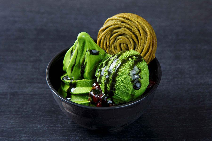 「道の駅お茶の京都みなみやましろ村」の「村抹茶パフェ-ＺＵＫＵＳＨＩ-」（９６８円）は各日限定30個