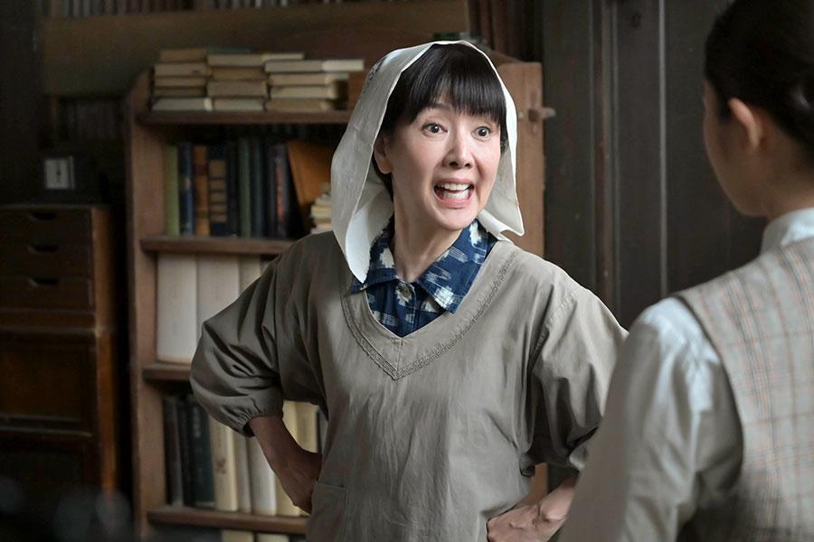 『あんぱん』第７５回より。腹痛の嵩たちを助けた女性・薪鉄子（戸田恵子）（Ｃ）ＮＨＫ