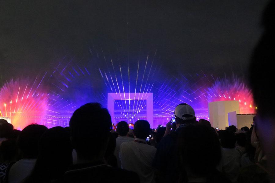 　『２０２５大阪・関西万博』７月１１日から再開されたウォータープラザの水上ショー夜の部『アオと夜の虹のパレード』の様子（７月１１日・２０時頃／Ｌｍａｇａ.ｊｐ撮影）