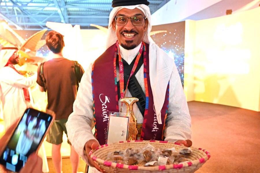 　陽気なスタッフたちがデーツ（ナツメヤシ）が振る舞ってくれた（７月１０日・大阪関西万博）