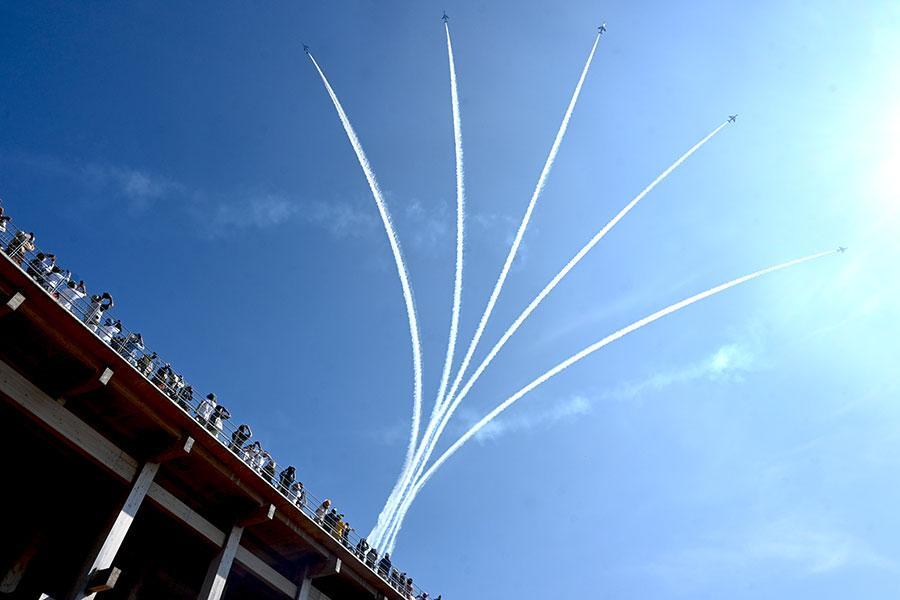 　大阪・関西万博でおこなわれた「ブルーインパルス」の展示飛行。大屋根リングから見上げる人々（７月１３日）撮影：Ｌｍａｇａ.ｊｐ