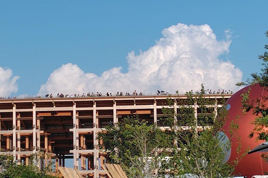 　入道雲と万博の大屋根リング（７月１２日・１７時２０分頃／Ｌｍａｇａ.ｊｐ撮影）