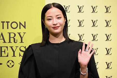 　全身黒のシックな装いで登場した広瀬すず（７月１４日・Ｌｍａｇａ.ｊｐ撮影）