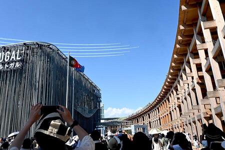 　大阪・関西万博でおこなわれた「ブルーインパルス」の展示飛行。演目のたびに歓声があがった（７月１３日・１５時頃）撮影：Ｌｍａｇａ.ｊｐ