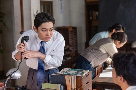 　『あんぱん』第７７回より。ある電話を編集長・東海林に取り次ぐ記者・岩清水（倉悠貴）©ＮＨＫ