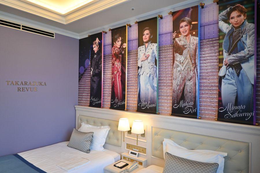 「宝塚ホテル」新レビュールーム、5人のトップスターの圧がすごい…確かに眠れそうにない