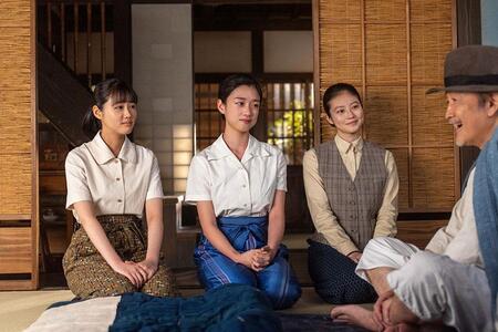 　『あんぱん』第７９回より。孫娘たちに「よさこい節」を歌ってもらう祖父・釜次。写真左から、のぶの妹・メイコ（原菜乃華）、妹・蘭子（河合優実）、のぶ（今田美桜）、祖父・釜次（吉田鋼太郎）（Ｃ）ＮＨＫ