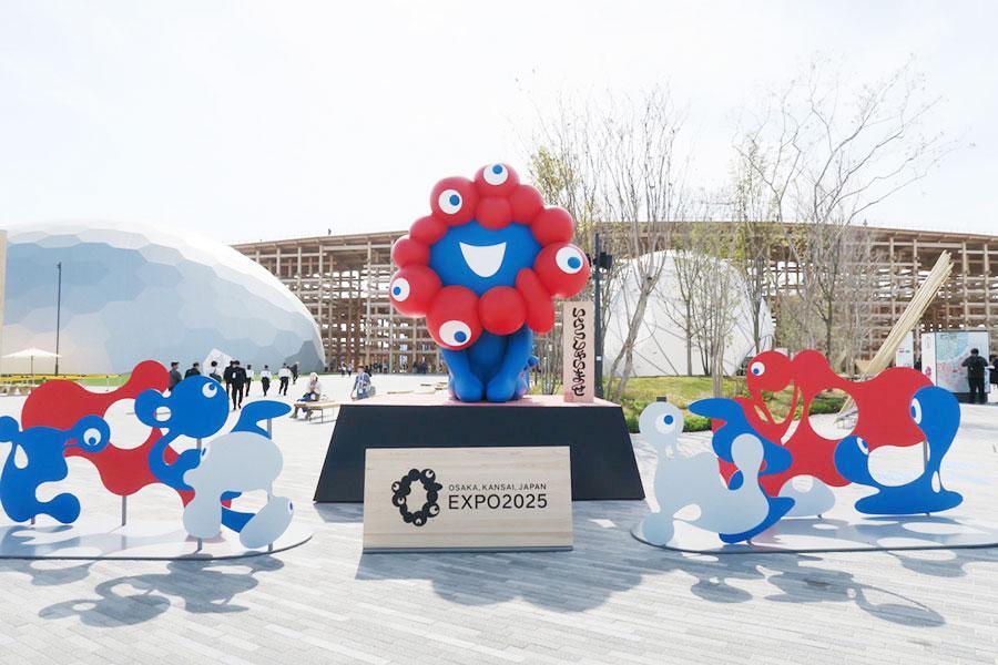 『大阪・関西万博』東ゲート前のミャクミャク像（写真：Ｌｍａｇａ.ｊｐ）