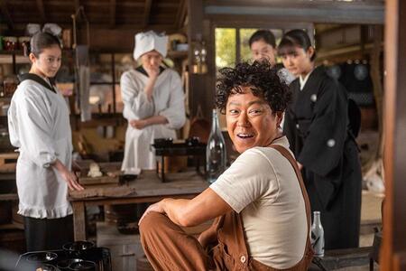 　『あんぱん』第８０回より。釜次（吉田鋼太郎）の葬儀に顔を出した草吉（阿部サダヲ）（Ｃ）ＮＨＫ