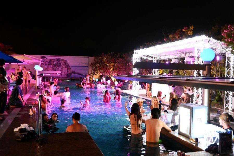 ナイトプールを楽しむ来場者たち「神戸みなと温泉 蓮」