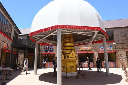 　ネパールパビリオン、１階ではフードがいただける（Ｌｍａｇａ.ｊｐ撮影）