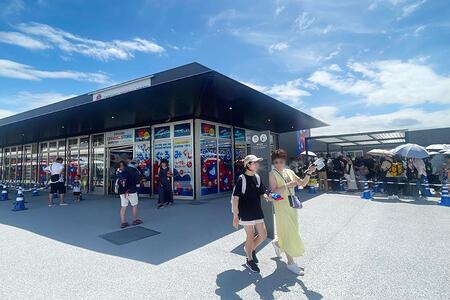 　『大阪・関西万博２０２５』７月１８日（金）に移転した「ミャクミャクぬいぐるみくじ」行列の様子。朝から入店規制に（１１時頃／Ｌｍａｇａ.ｊｐ撮影）