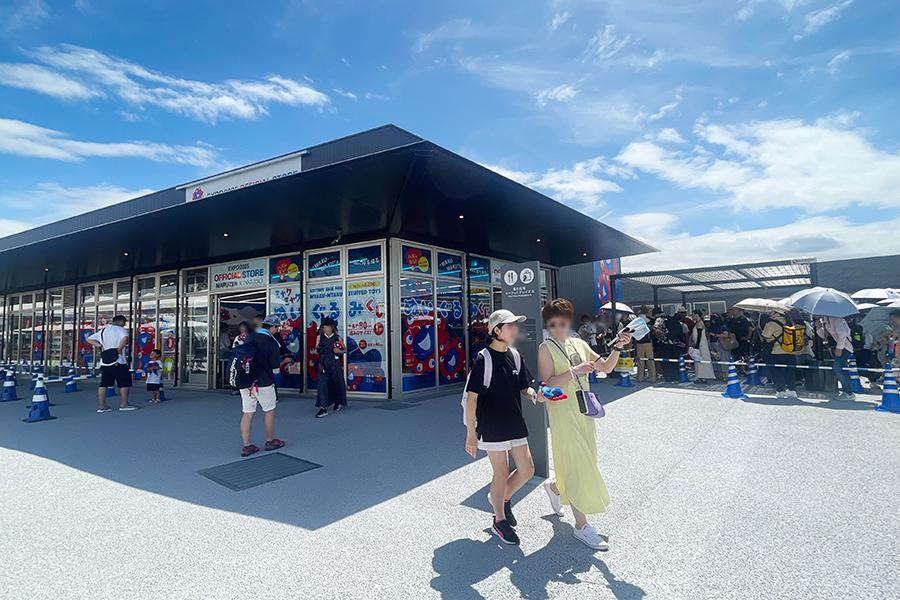 　『大阪・関西万博２０２５』７月１８日（金）に移転した「ミャクミャクぬいぐるみくじ」行列の様子。朝から入店規制に（１１時頃／Ｌｍａｇａ.ｊｐ撮影）