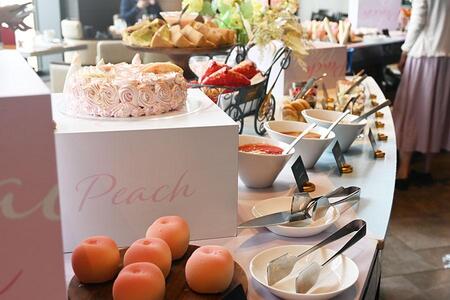 『ピーチ＆アイスクリーム スイーツビュッフェ～』の様子