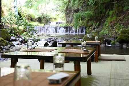 　目の前に涼景が広がる貴船の川床「鳥居茶屋 真々庵」。夏季限定・会席料理を楽しめる