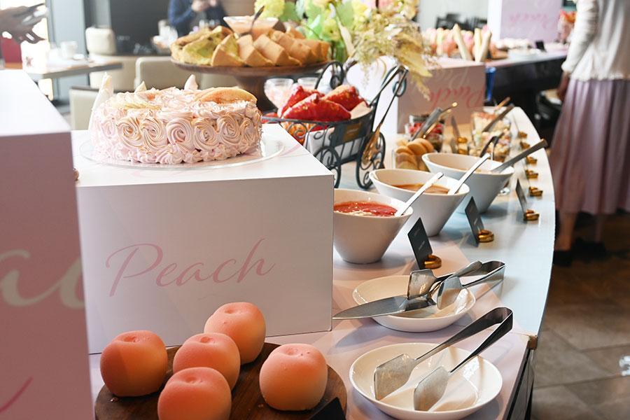 『ピーチ＆アイスクリーム スイーツビュッフェ～』の様子