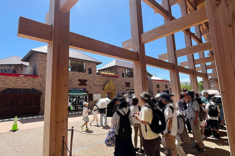 　満を持してオープンした「ネパール館」には多くの人が列を作っていた。これで全８４パビリオンが開館（７月１９日・昼２時頃、Ｌｍａｇａ.ｊｐ撮影）