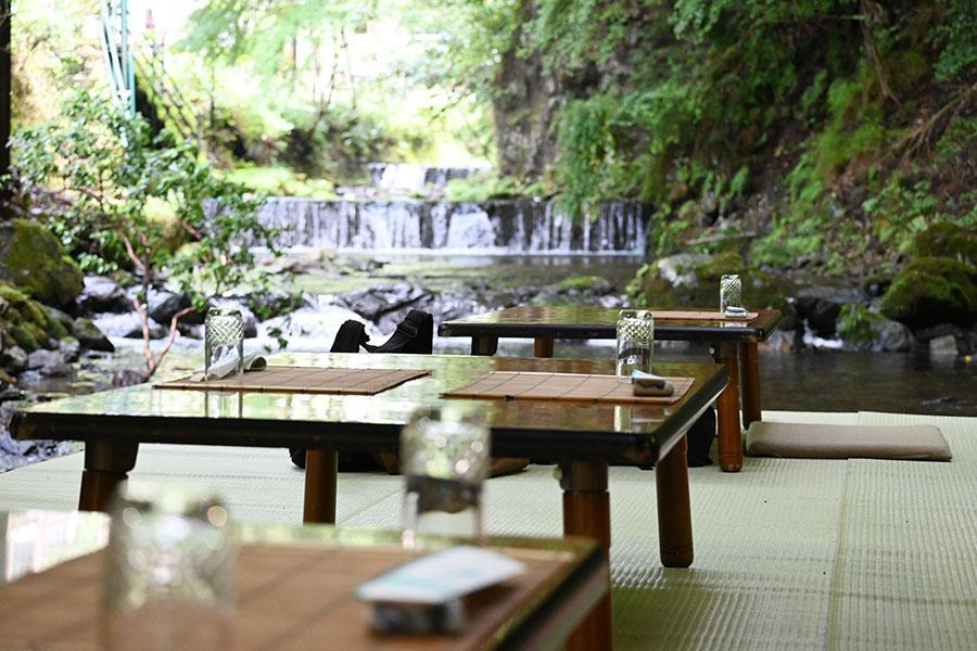 　目の前に涼景が広がる貴船の川床「鳥居茶屋 真々庵」。夏季限定・会席料理を楽しめる