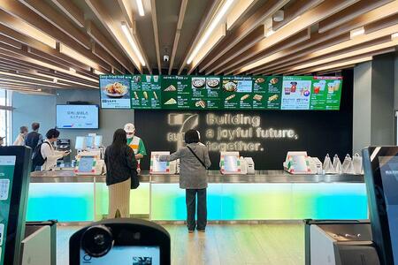 「セブン‐イレブン 西ゲート店」大型サイネージが目を惹くレジカウンター（Lmaga.jp撮影）