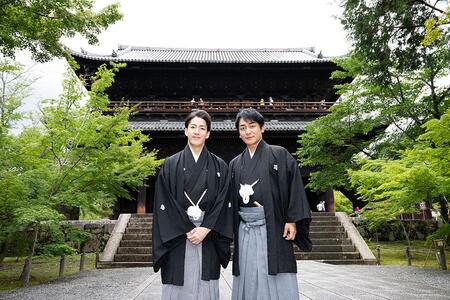 「絶景かな、絶景かな」…『楼門五三桐』の舞台となった南禅寺の山門にて（提供：南座）