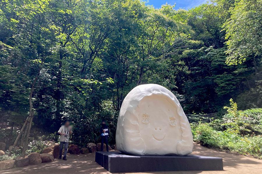 六甲山に展示された奈良美智氏の作品『peace head』（7月18日）