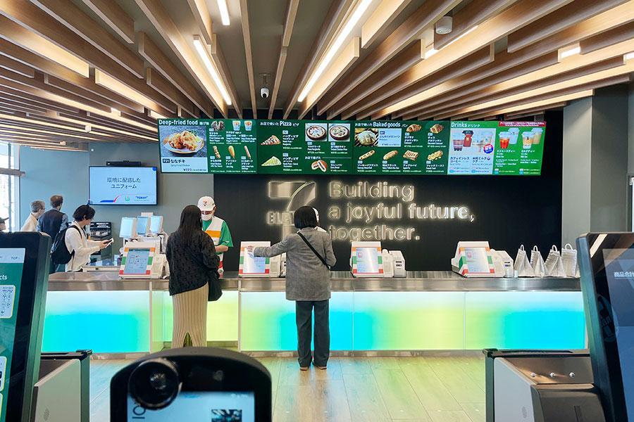 「セブン‐イレブン 西ゲート店」大型サイネージが目を惹くレジカウンター（Lmaga.jp撮影）