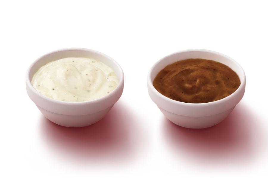 マックナゲット新ソース「ガーリック＆チーズソース」（左）と「油淋鶏風ソース」（右）