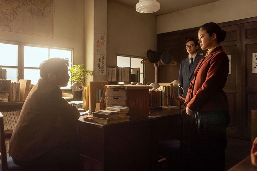 『あんぱん』第81回より。編集長・東海林（写真左、津田健次郎）と話すのぶ（写真右、今田美桜）（C）NHK