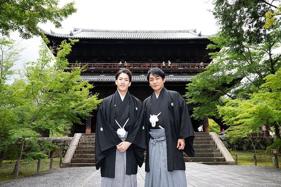 「絶景かな、絶景かな」…『楼門五三桐』の舞台となった南禅寺の山門にて（提供：南座）