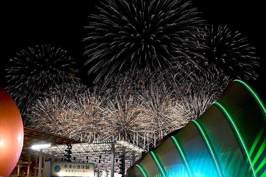 　『大阪・関西万博』にておこなわれた花火打ち上げの模様。西ゲート付近より（７月２１日）
