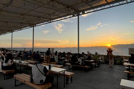 　７月１９日より西ゲート付近の「団体休憩所西」にオープンした「ＥＸＰＯサンセットビアテラス」