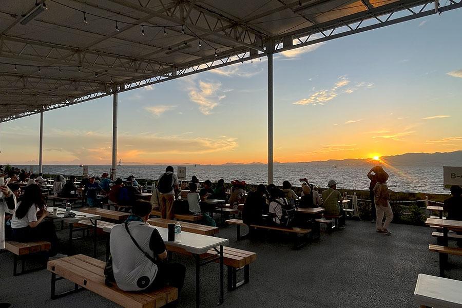 　７月１９日より西ゲート付近の「団体休憩所西」にオープンした「ＥＸＰＯサンセットビアテラス」