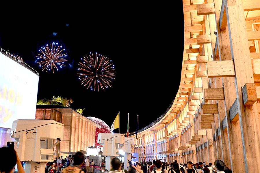 　『大阪・関西万博』にて花火打ち上げを待つ人々（７月２１日・１９時５５分頃）撮影：Ｌｍａｇａ.ｊｐ